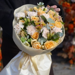 Букет "Пломбирный" из роз Аваланж, диантусов, альстромерий и эвкалипта в Подольске