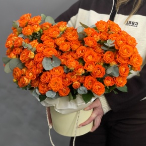 Композиция в шляпной коробке "Закат" из кустовых роз и эвкалипта в Подольске