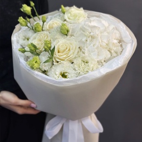 Букет "Нега" из Голландской гортензии, роз и эустом в Подольске