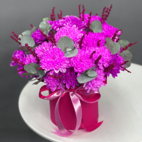 Композиция в шляпной коробке "Магия розового" из хризантем и лаванды в Подольске