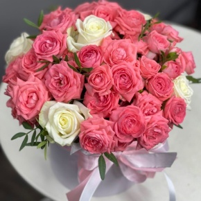 Композиция в шляпной коробке из белых и кустовых коралловых роз в Подольске