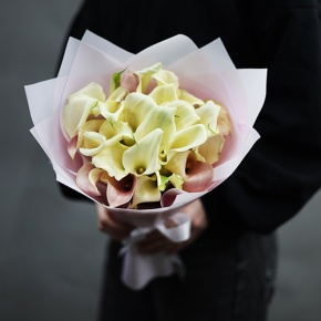 Букет из 25 калл нежный микс в Подольске