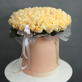 Композиция в шляпной коробке из 101 кремовой розы в Подольске