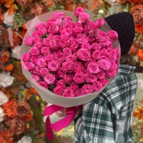 Букет из 35 малиновых кустовых пионовидных роз (60 см) в Подольске