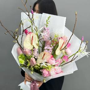 Авторский букет с антуриумами, ранункулюсами и цветущими ветками магнолии в Подольске