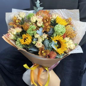 Букет "Сочиняй мечты" из подсолнухов, лейко, вибирнума, орхидей, калл, кустовых роз и талинума в Подольске