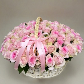 Композиция в корзине из 101 кенийской розы нежный микс (40 см) в Подольске