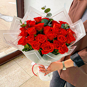 Букет из 25 красных роз с эвкалиптом в Подольске