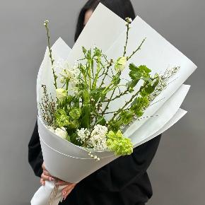 Белый букет с сиренью, ранункулюсами и тюльпанами в Подольске