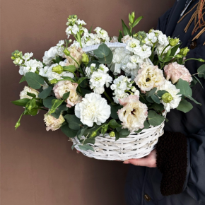 Композиция в корзине "Фея" из маттиол, диантусов, эустом и эвкалипта в Подольске