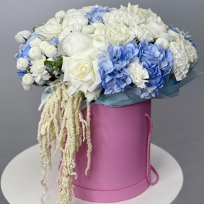Композиция в шляпной коробке "Красотка" из пионов, гортензий, ранункулюсов, роз Эквадор, оксипеталума, диантусов и хризантем Ньютон  в Подольске