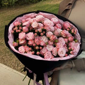 Букет из кустовых роз Бомбастик и гиперикума (50 см) в Подольске