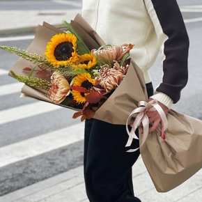 Букет "Оптимизм" из подсолнухов, листьев дуба, хризантем Виена и эремуруса в Подольске