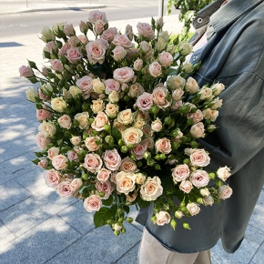 Букет из 31 кустовой розы микс (70 см) в Подольске