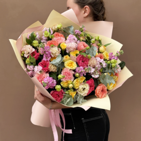 Букет "Яркая птичка" из пионовидных роз Риджертс Парк, маттиол, диантусов и эустом в Подольске