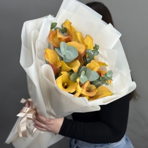 Букет из 17 оранжевых калл с эвкалиптом в Подольске