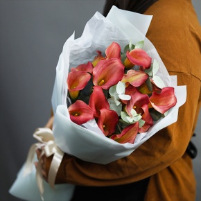 Букет из 17 нежных калл с эвкалиптом в Подольске