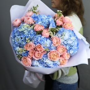 Букет "Тону в твоих глазах" из кустовых пионовидных роз Джульетта, хамелациума и гортензий в Подольске