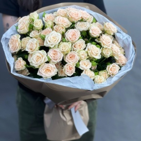 Нежный букет из 17 кремовых кустовых роз (60 см) в Подольске