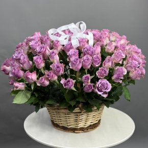 Композиция в корзине из 131 кенийской розы (40 см) в Подольске