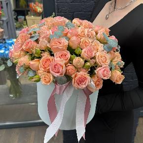 Композиция из кустовых роз в шляпной коробке " Персиковый мусс" в Подольске