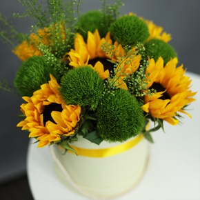 Композиция в шляпной коробке из подсолнухов и диантусов люкс в Подольске