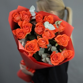 Букет из 15 морковных роз с эвкалиптом (70 см) в Подольске
