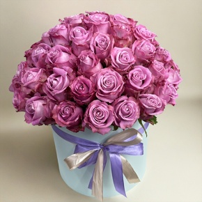 Композиция в шляпной коробке из 51 розы Меритим в Подольске