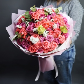 Букет "Незнакомка" из микса роз, статицы и эвкалипта в Подольске