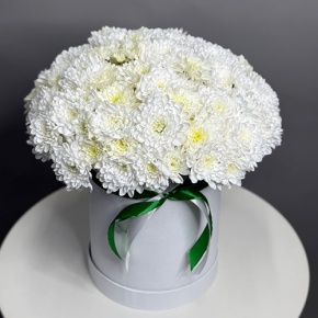 Композиция в шляпной коробке "Виолетта" из кустовых хризантем в Подольске