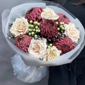 Букет "Всё что тебе касается" из хризантем Бигоуди, роз Эквадор Квиксенд и гиперикума в Подольске