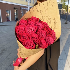 Букет из 15 роз Шангрила в крафте (60 см) в Подольске