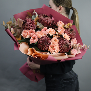 Букет "Осенний блюз" из хризантем Бигоуди, диантусов, скиммии и роз Риджентс парк в Подольске