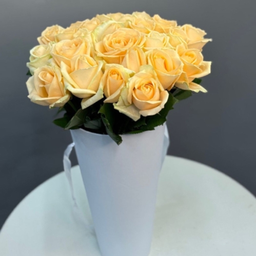25 кремовых роз в конусе в Подольске