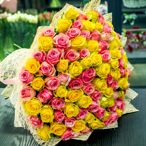 Букет из 101 розовой и лимонной розы (50 см) в Подольске