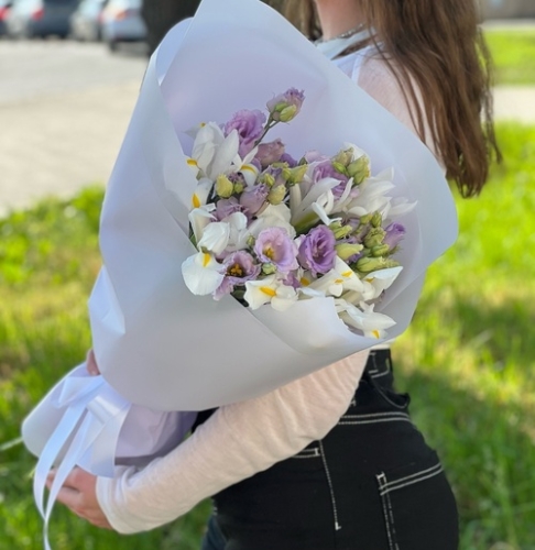 Букет "Вива ла дива" из эустом и ирисов в Подольске