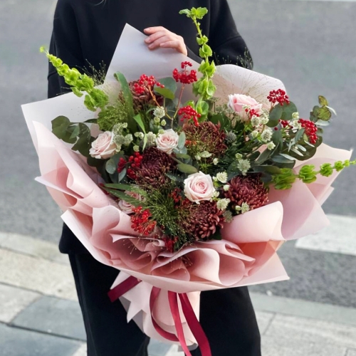 Букет "Вернисаж" из калины, хризантем Бигоуди, молюцеллы, паникума, роз и астранции в Подольске