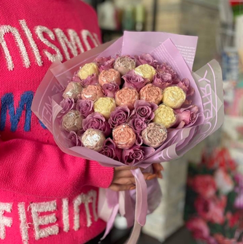 Букет из роз и шоколадных пионов в Подольске