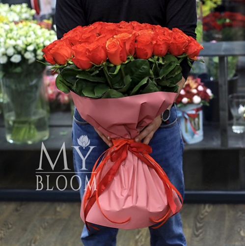 Букет 51 коралловая роза (60 см) в Подольске