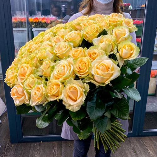 75 роз Аваланж (70 см) в Подольске