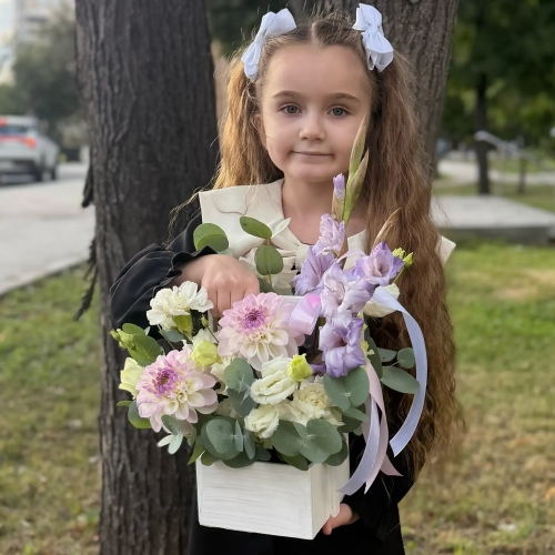 Композиция с георгинами на 1 сентября в белом ящике в Подольске