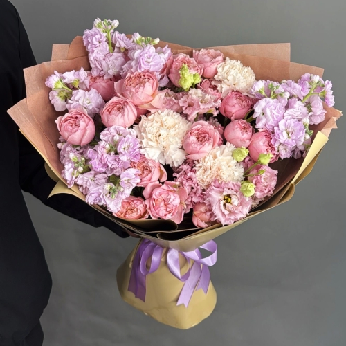 Букет "Амели" из ароматных маттиол, пионовидных кустовых роз Джульетта  эустом и диантусов в Подольске