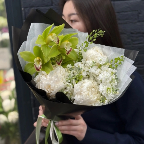 Микс из зеленой орхидеи, белым пионов и маттиолы в Подольске