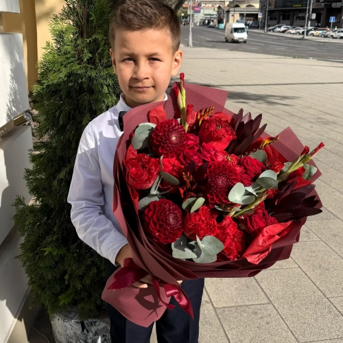 Букет с георгинами, розами и леукадендроном в Подольске