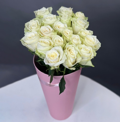 19 белых роз Кения в конусе в Подольске