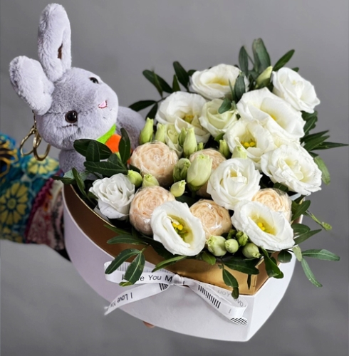 Композиция в коробке сердца из шоколадных пионов и эустом в Подольске